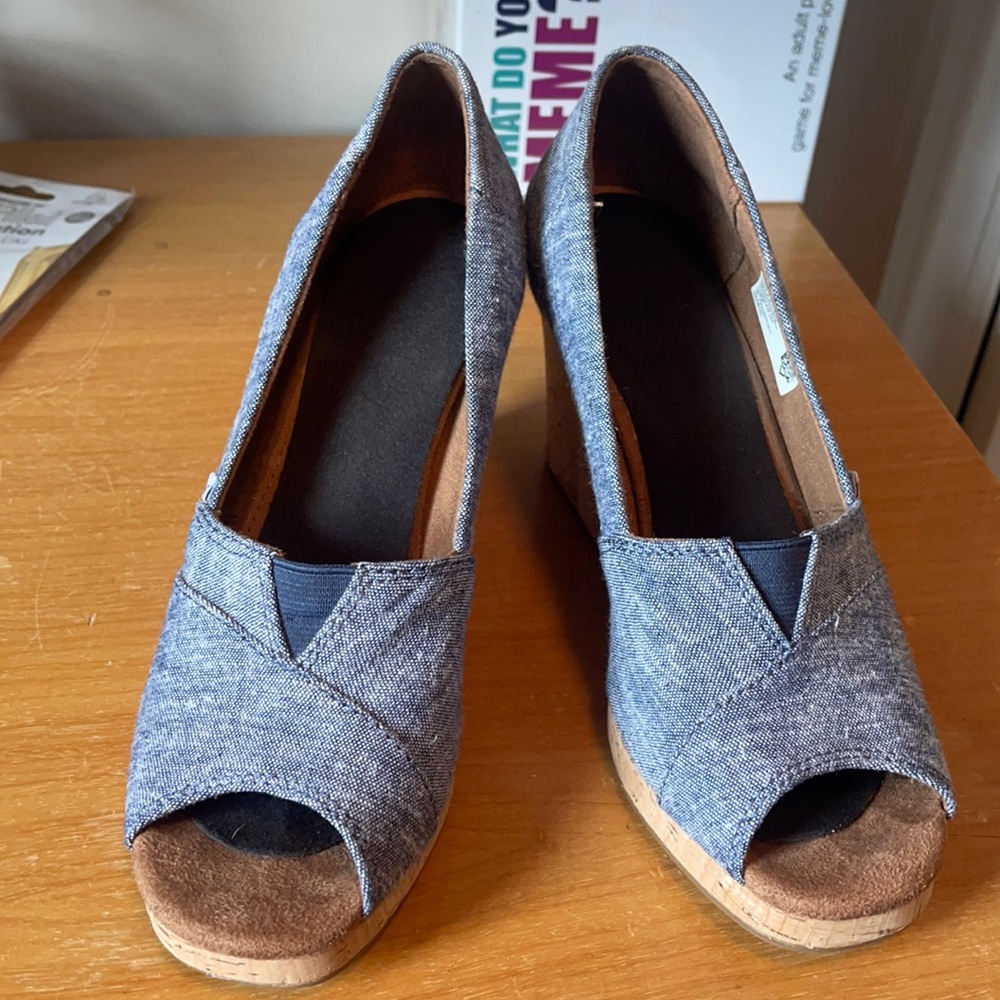 Size 6.5 chambray Toms